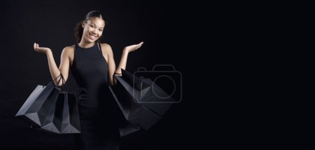 Foto de Feliz mujer elegante sosteniendo muchas bolsas de compras y sonriendo, Viernes Negro concepto de venta - Imagen libre de derechos