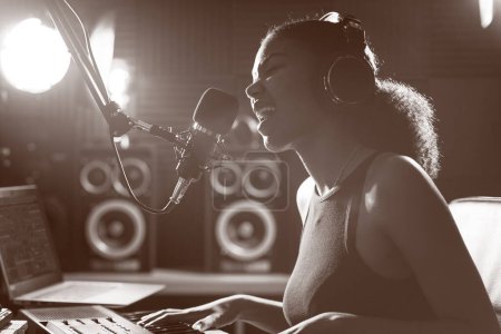 Téléchargez les photos : Belle chanteuse travaillant dans le studio d'enregistrement - en image libre de droit