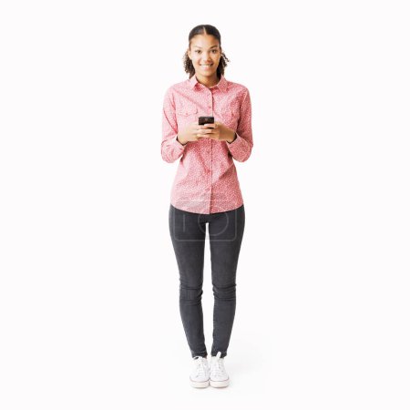 Téléchargez les photos : Jeune femme souriante debout et utilisant un smartphone - en image libre de droit