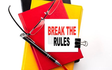 Téléchargez les photos : BREAK THE RULES texte écrit sur collant sur des carnets colorés - en image libre de droit
