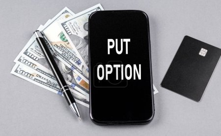 Carte de crédit et texte OPTION MISE sur smartphone avec des dollars et un stylo. Entreprises