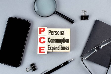 Foto de Cubos de madera PCE- gasto de consumo personal con portátil, lupa y teléfono inteligente, negocio - Imagen libre de derechos