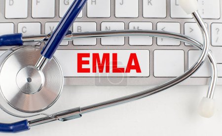 Téléchargez les photos : Texte EMLA sur clavier avec stéthoscope, concept médical - en image libre de droit