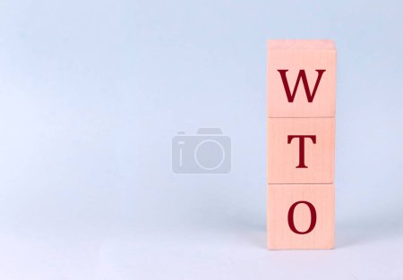 Téléchargez les photos : OMC sur un cube en bois sur fond bleu - en image libre de droit