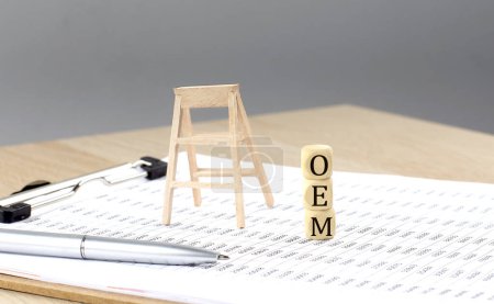 Téléchargez les photos : Cubes en bois avec le mot OEM stand sur fond financier, concept d'entreprise. - en image libre de droit