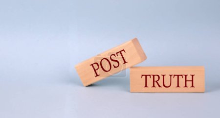 Téléchargez les photos : POST TRUTH texte sur bloc de bois, fond bleu - en image libre de droit