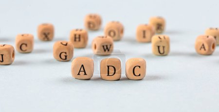ADC escrito en cubo de madera, concepto de negocio