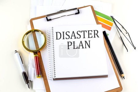 DISASTER PLAN Text auf einem Notizbuch mit Klemmbrett auf weißem Hintergrund