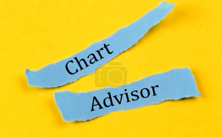 Foto de CHART ADVISOR texto sobre papel azul sobre fondo amarillo, concepto empresarial - Imagen libre de derechos