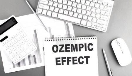OZEMPIC EFFECT Text auf einem Notizbuch mit Tastatur und Diagramm