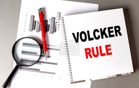 Téléchargez les photos : VOLCKER RULE texte écrit sur un carnet avec graphique - en image libre de droit