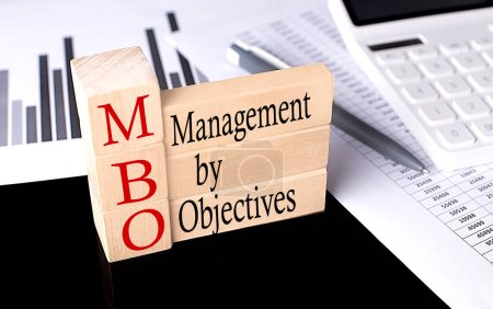 Téléchargez les photos : Word MBO Management Par objectifs réalisés avec des blocs de construction en bois, entreprise - en image libre de droit