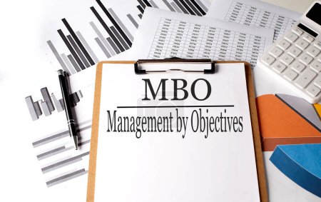Téléchargez les photos : Papier avec MBO Management Par objectifs sur fond de graphique, concept d'entreprise - en image libre de droit