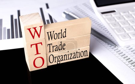 Téléchargez les photos : Mot OMC - Organisation mondiale du commerce fait avec des blocs de construction en bois, les entreprises - en image libre de droit