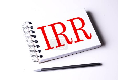 Texte IRR sur un carnet sur fond blanc, entreprise