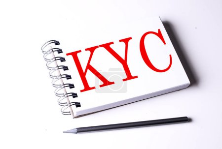 Text KYC auf einem Notizbuch auf weißem Hintergrund