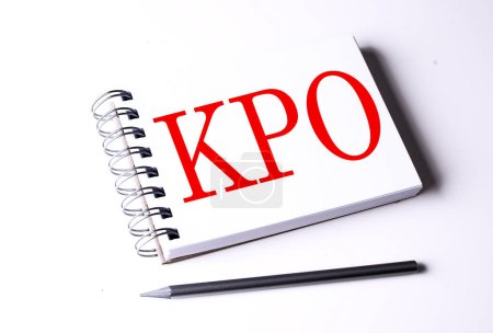 Téléchargez les photos : Texte KPO sur un carnet sur fond blanc - en image libre de droit