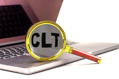 Palabra CLT en una lupa en el ordenador portátil, concepto de negocio