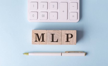 MLP sur un cube en bois avec stylo et calculatrice, concept financier