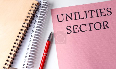 Utilidades Sector palabra sobre papel rosa con herramientas de oficina sobre fondo blanco