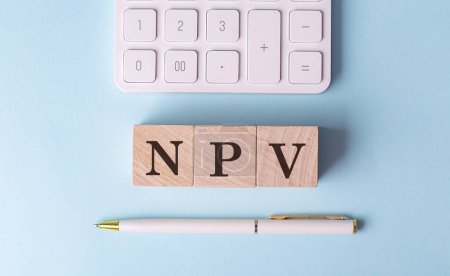 NPV auf Holzwürfel mit Stift und Taschenrechner, Finanzkonzept