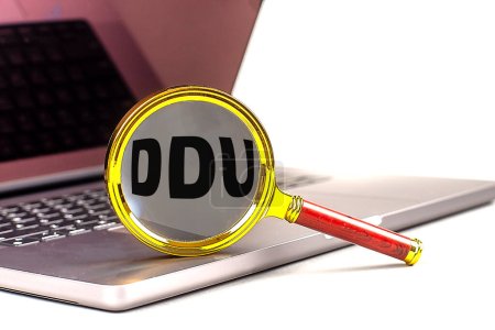 Word DDU sur une loupe sur ordinateur portable, concept d'entreprise