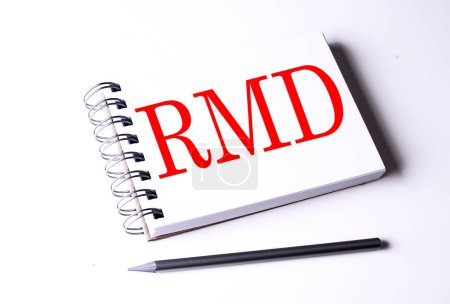 RMD Wort auf einem Notizbuch auf weißem Hintergrund 