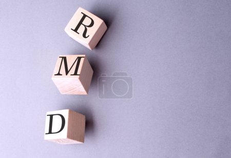 RMD-Wort auf Holzblock auf grauem Hintergrund 