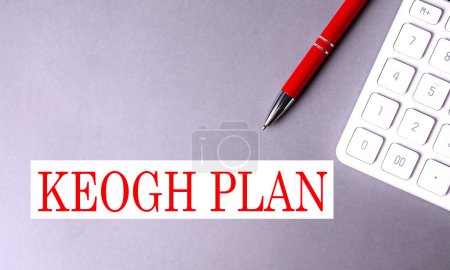 KEOGH PLAN Text auf grauem Hintergrund mit Stift und Taschenrechner. 