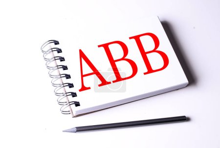 ABB Wort auf einem Notizbuch auf weißem Hintergrund 