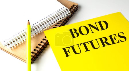 Foto de BOND FUTURES texto sobre papel amarillo con cuadernos. - Imagen libre de derechos