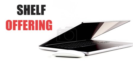 SHELF Ofreciendo texto sobre un fondo blanco con ordenador portátil y ratón . 