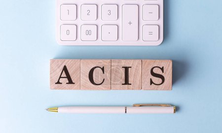 ACIS-Wort auf Holzblock mit Stift und Taschenrechner auf blauem Hintergrund . 