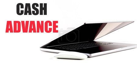 CASH ADVANCE texto sobre un fondo blanco con el ordenador portátil y el ratón . 