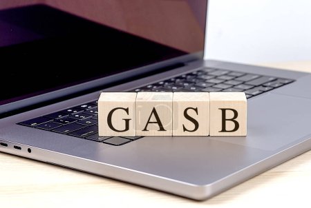 GASB Wort auf einem Holzblock auf einem Laptop, Geschäftskonzept. 