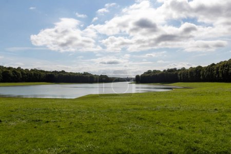 Téléchargez les photos : Lac dans le parc - en image libre de droit