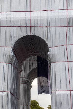 Arc de triomphe de Paris emballé par temps gris
