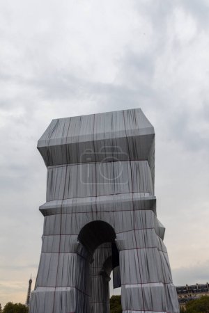 Pariser Triumphbogen bei grauem Wetter verpackt