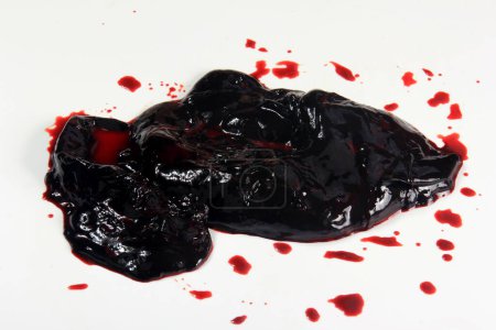 Sangre cruda de cerdo en un plato, ingredientes para pudín de sangre y salchichas de sangre