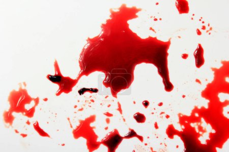 Foto de Sangre roja salpicada aislada sobre fondo blanco - Imagen libre de derechos