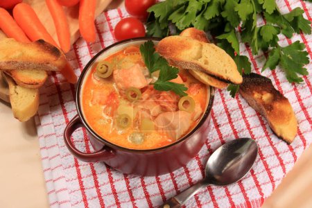Téléchargez les photos : Soupe de saumon crémeuse aux légumes. Soupe chaude finlandaise traditionnelle - en image libre de droit