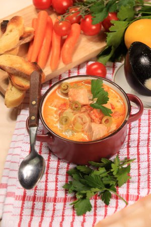 Téléchargez les photos : Soupe de saumon crémeuse aux légumes. Soupe chaude finlandaise traditionnelle - en image libre de droit