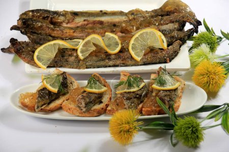 Téléchargez les photos : Poisson rôti lamproie de rivière (lampetra fluviatilis) sur un pain - en image libre de droit