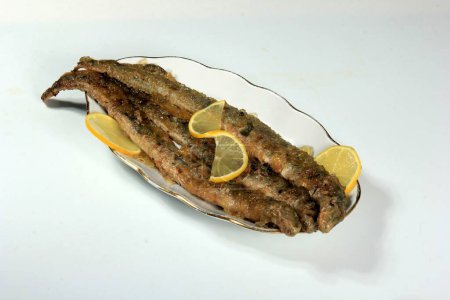 Téléchargez les photos : Poisson rôti lamproie de rivière (lampetra fluviatilis) sur un pain - en image libre de droit