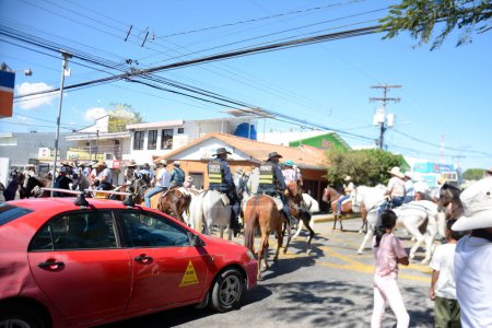 Téléchargez les photos : Liberia, Costa Rica, 3 mars 2024 : El Tope, la fête nationale des cavaliers du Costa Rica, a rempli les rues du Libéria de centaines de chevaux et cavaliers faisant des pas de danse espagnols complexes. - en image libre de droit