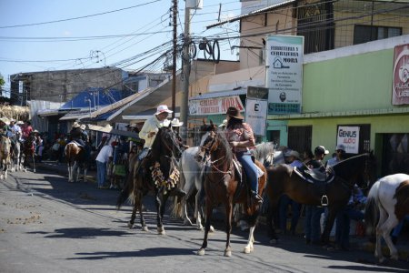 Téléchargez les photos : Liberia, Costa Rica, 3 mars 2024 : El Tope, la fête nationale des cavaliers du Costa Rica, a rempli les rues du Libéria de centaines de chevaux et cavaliers faisant des pas de danse espagnols complexes. - en image libre de droit