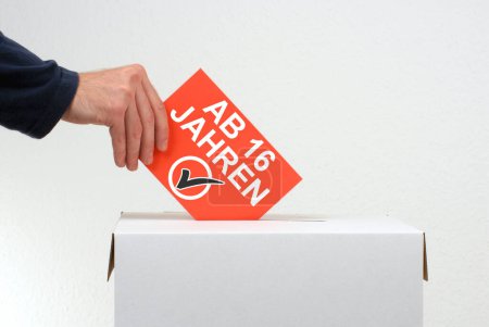 Foto de Derecho de voto: 16 años alemán - Sobre con urna - Imagen libre de derechos