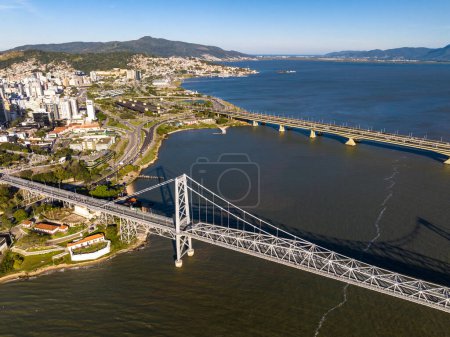Florianópolis en Santa Catarina. Puente Hercilio Luz. Imagen aérea.