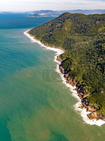 Téléchargez les photos : Côtes avec plage, montagnes et océan bleu avec vagues au Brésil. Vue aérienne de la plage de Saquinho. Florianopolis Santa Catarina. SC - en image libre de droit