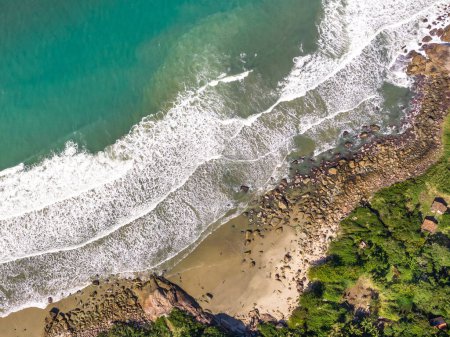 Téléchargez les photos : Côtes avec plage, montagnes et océan bleu avec vagues au Brésil. Vue aérienne de la plage de Saquinho. Florianopolis Santa Catarina. SC - en image libre de droit